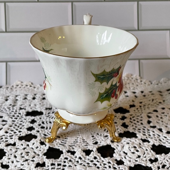 Royal Albert Poinsettia saucer and tea cup. Bone China made in England. - Picture 5 of 12